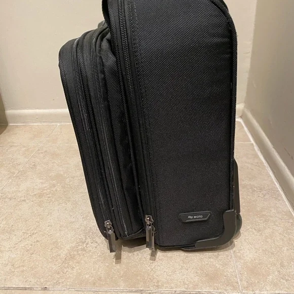 Black Laptop Bag with Durable Fabric and Multiple Compartments